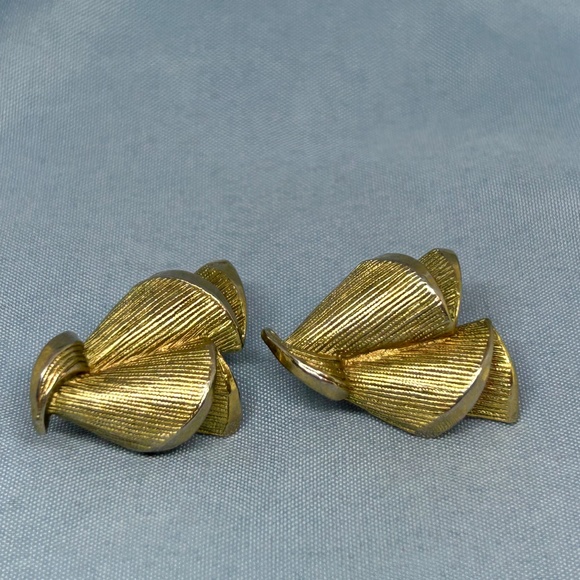 Carnegie gold tone clip vintage style earrings - Picture 4 of 5